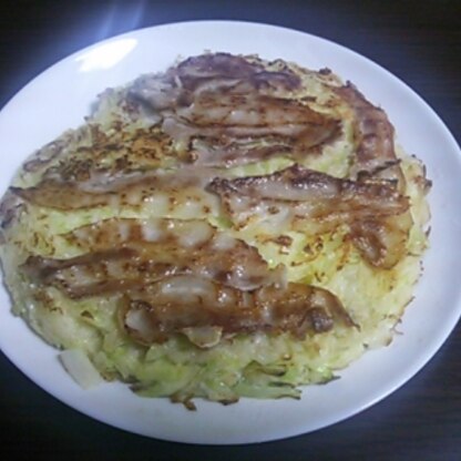 半分の量で一枚焼きにしました。
すごくでっかくて、冷や汗（＾＾；

キャベツたくさんで甘くておいしかったです！

ソースだけで食べちゃったけど、マヨもよさそう。